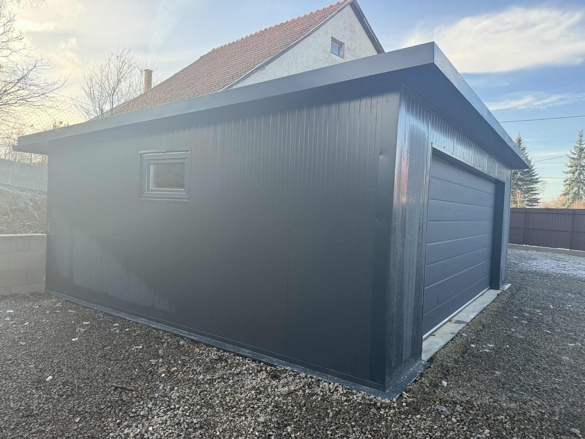 ANTRACIT szendvicspanel garázs 42m2